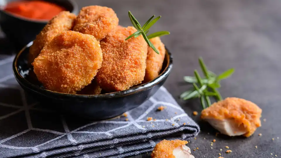 Só precisa de três ingredientes para fazer estes 'nuggets' saudáveis