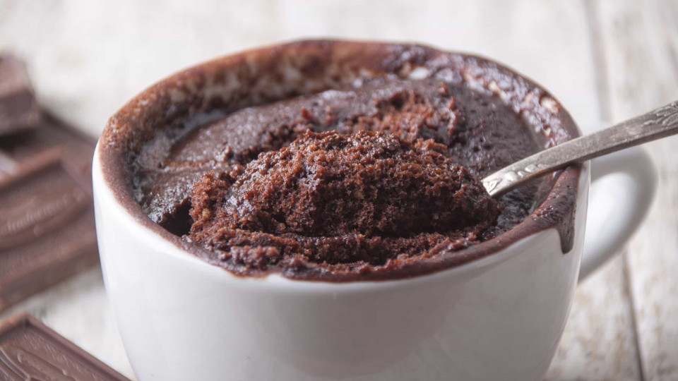 Uma caneca e oito ingredientes é o que precisa para fazer este bolinho