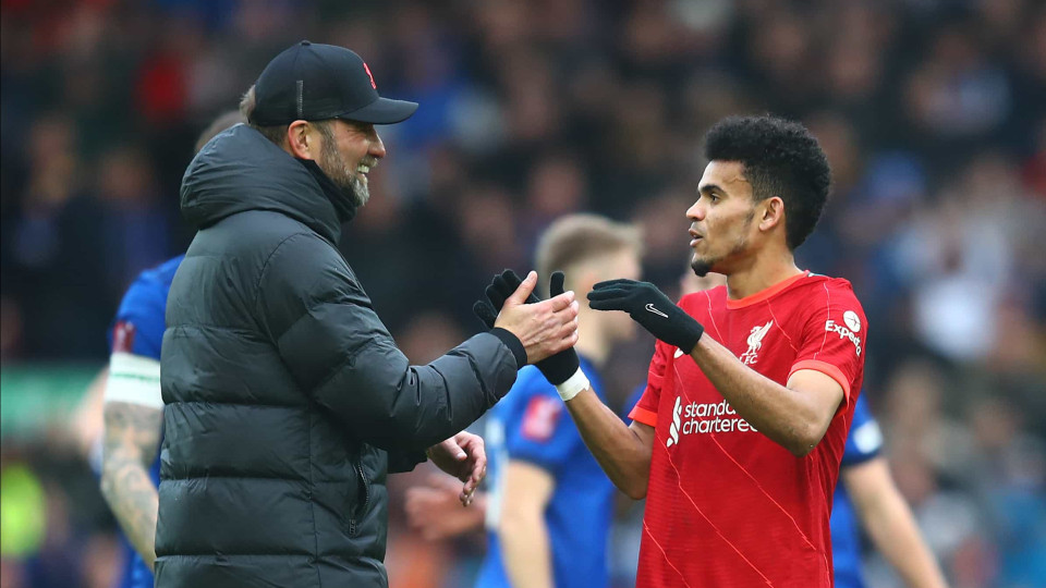 Luis Díaz de regresso às opções de Klopp seis meses após lesão no joelho