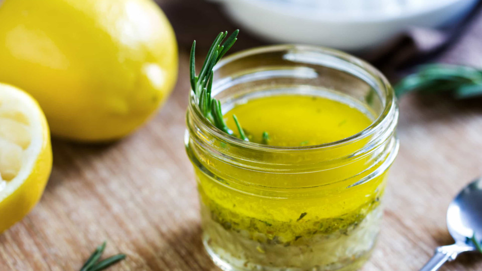 Os benefícios de tomar azeite e limão em jejum todas as manhãs