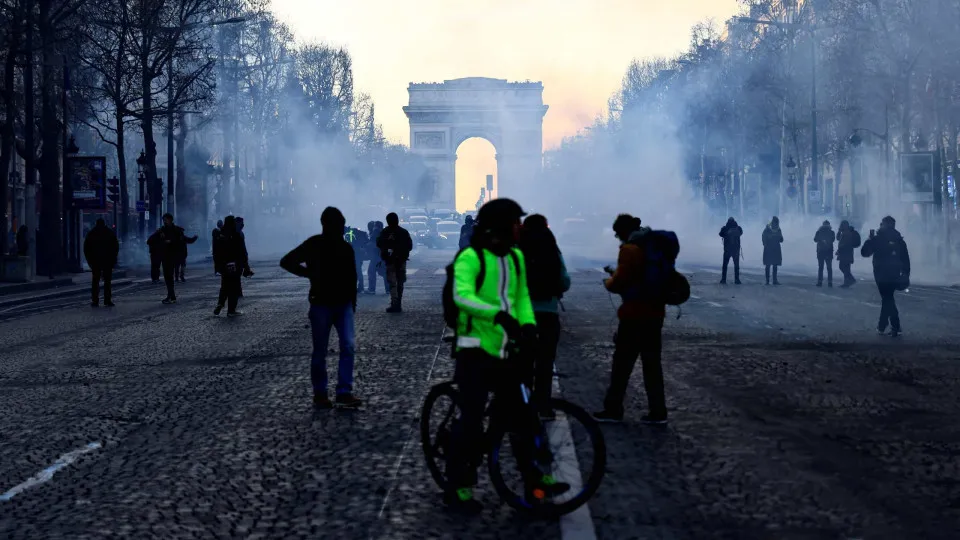 Polícia usa gás lacrimogéneo para dispersar manifestantes em Paris