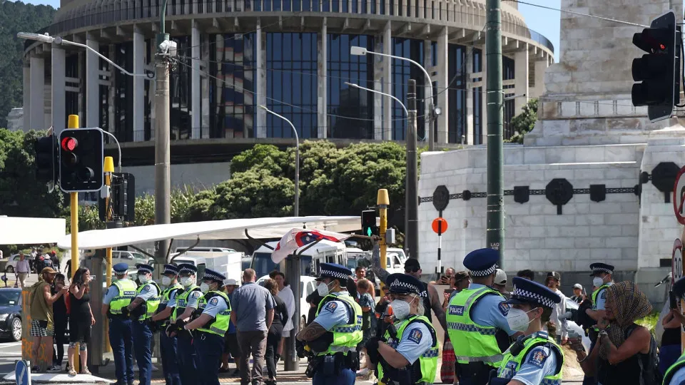  Nova Zelândia. Manifestantes desafiam polícia para entrar no parlamento