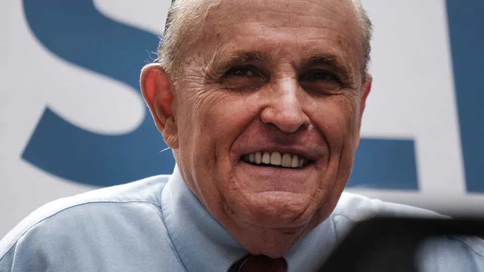 Giuliani diz que Eminem deve sair do país por se ajoelhar no Super Bowl