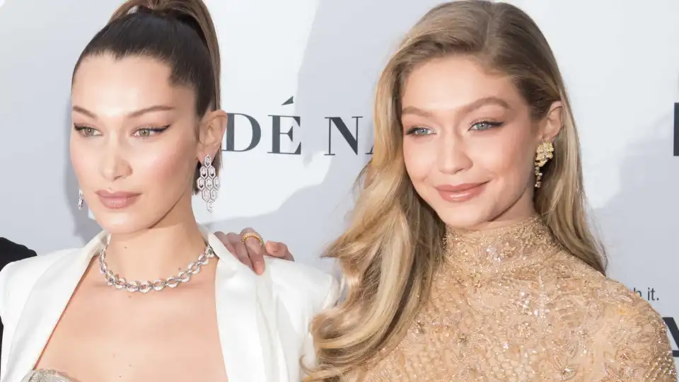 Gigi Hadid dá os parabéns à irmã Bella com foto adorável com o Mickey