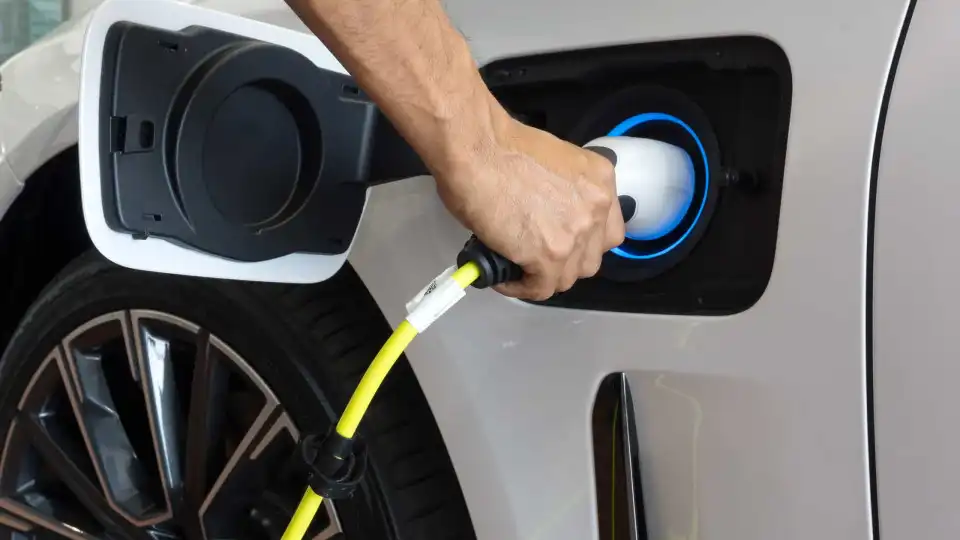 Vendas de automóveis elétricas recuperam na Europa em setembro