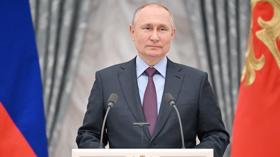 Putin "aberto ao diálogo" mas interesses da Rússia "não são negociáveis"