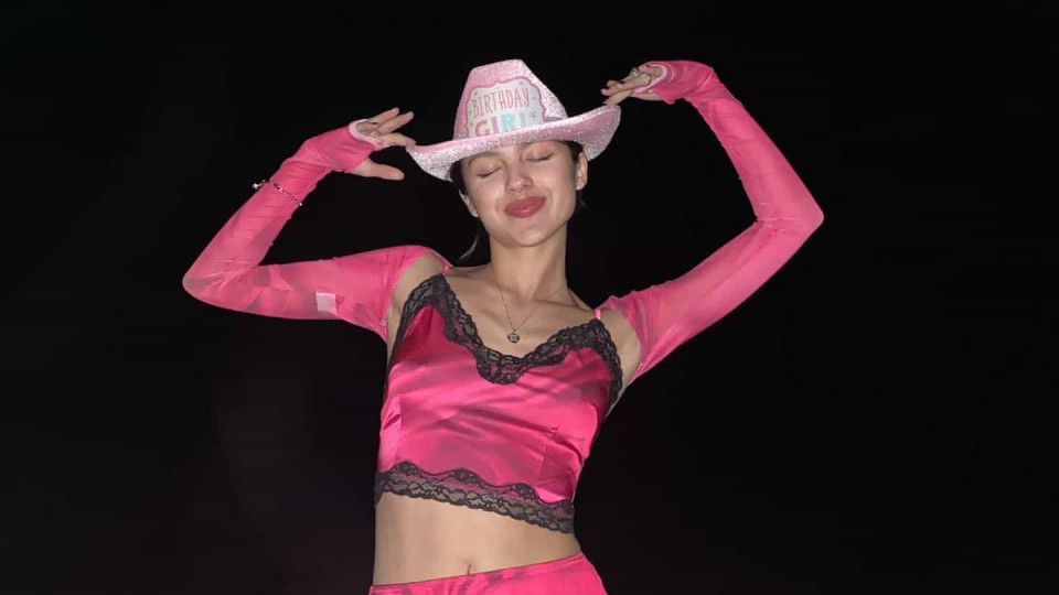 Olivia Rodrigo usa conjunto rosa com chapéu de cowboy em dia especial