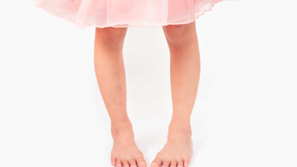 Pernas arqueadas e outros sintomas precoces de doença rara nas crianças