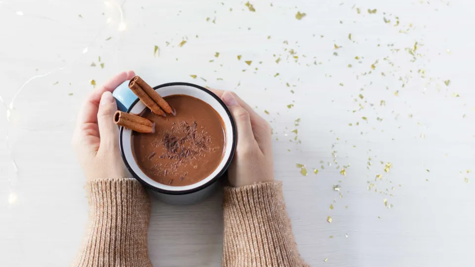 Guloso e reconfortante! Aqueça-se com este chocolate quente