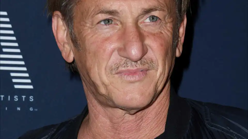 Novo amor? Sean Penn fotografado aos beijos com mulher mais nova