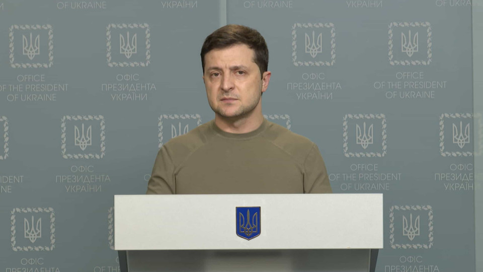 Zelensky admite negociar com russos mas recusa que seja Bielorrússia