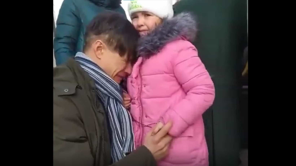 Ucrânia. O momento em que um pai se despede da filha, ficando para trás