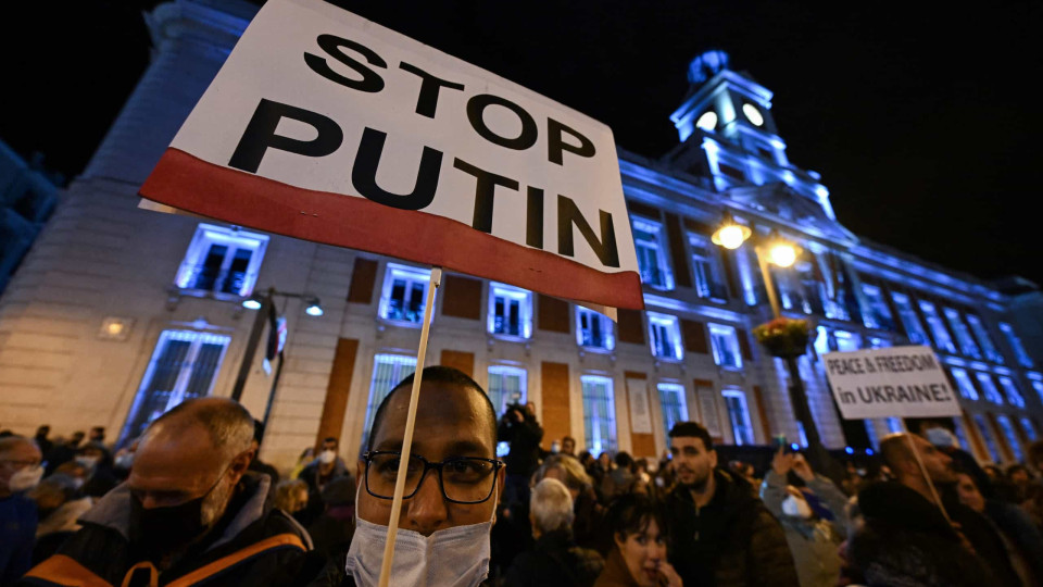 Russos protestam em Lisboa e Porto contra "regime terrorista" de Putin