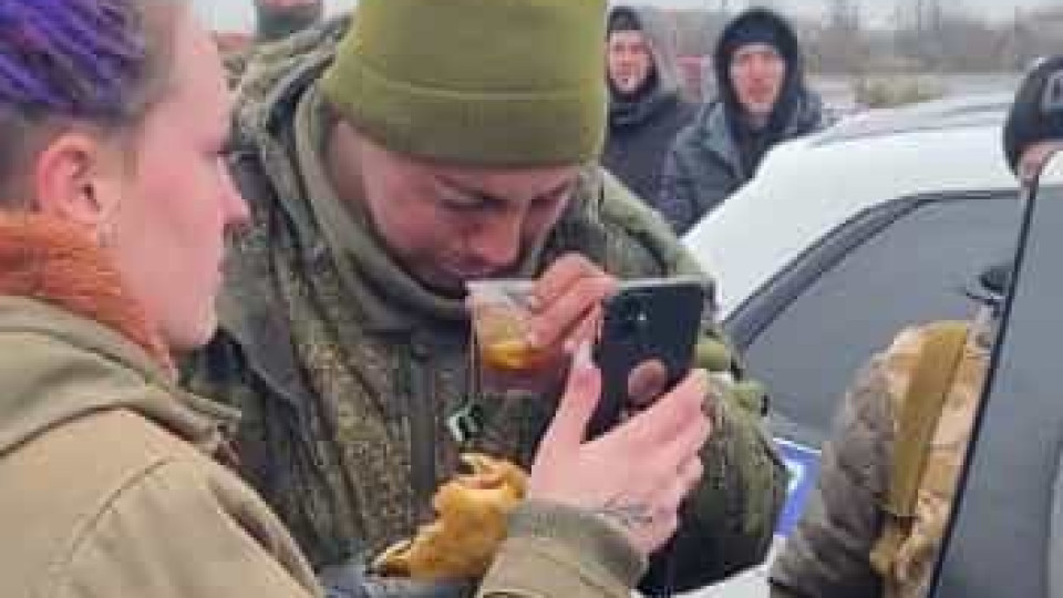 Ucranianos oferecem chá a soldado russo que chora enquanto fala com a mãe
