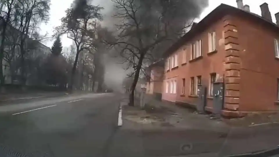 Vídeo mostra prédio residencial a ser atingido por míssil em Chernihiv