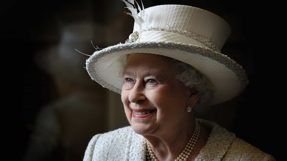 Elegante, rainha Isabel II posa com dois póneis em novo retrato