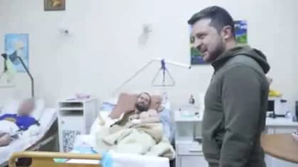 "Vão ficar bem". Zelensky visita militares feridos no hospital