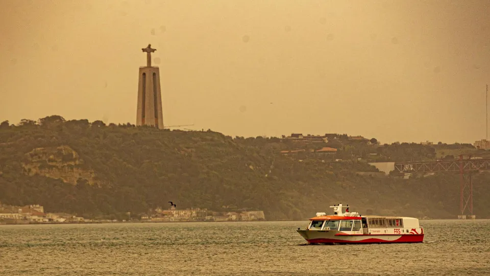 Poeiras vindas do norte de África sobre Portugal continental