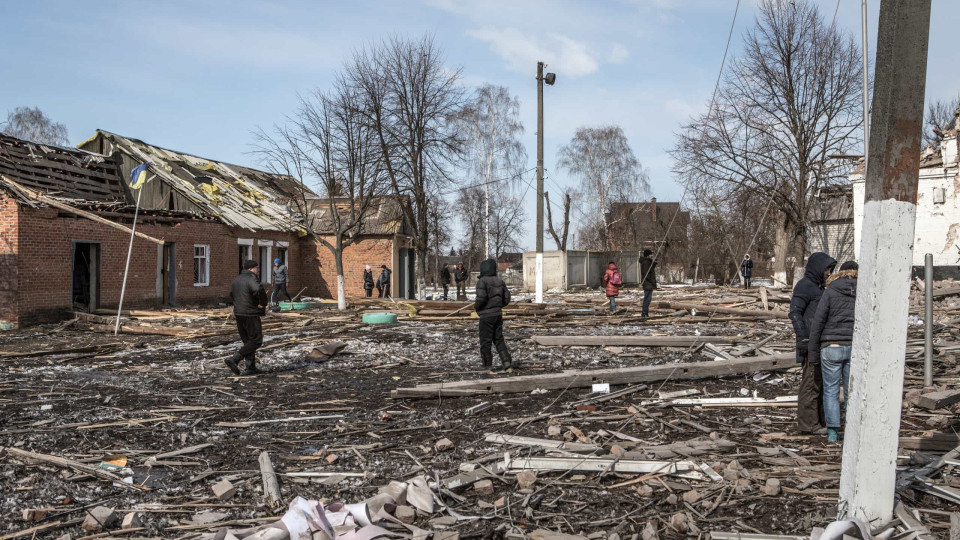 Três mortos e 17 feridos em dois bombardeamentos no leste da Ucrânia