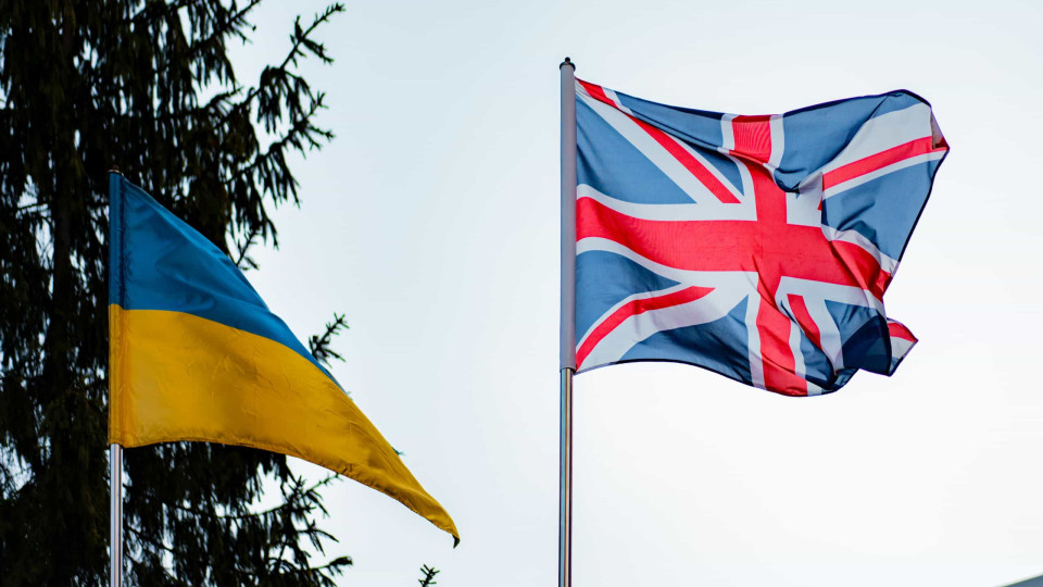 Reino Unido proíbe importação de prata e caviar russo em novas sanções