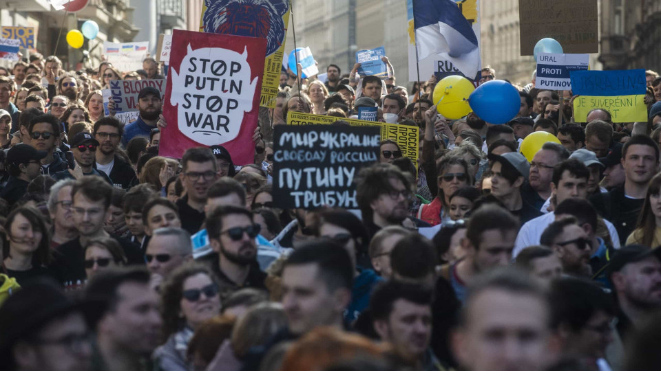 Milhares de russos manifestaram-se contra Putin em Praga