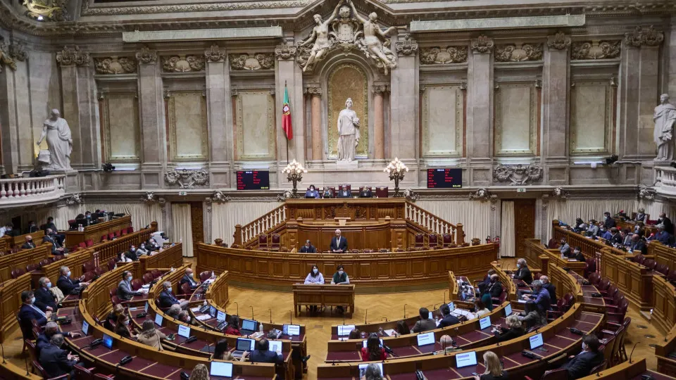 PSD aponta "cristalização" no Estado e PS em avanço na educação e cultura