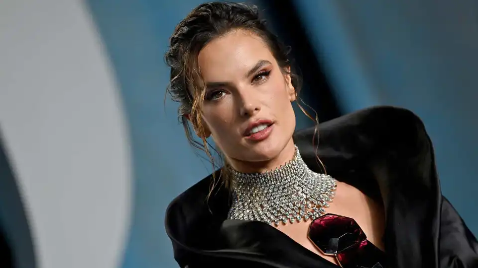 Alessandra Ambrosio mostra corpo invejável aos 43 anos