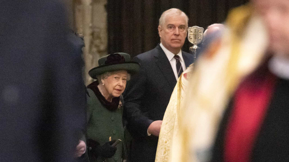 Rainha Isabel II acompanhada pelo filho André. O que significa?