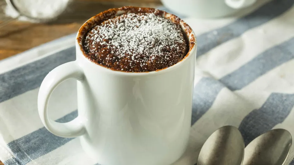 O bolo na caneca que se faz no micro-ondas com quatro ingredientes