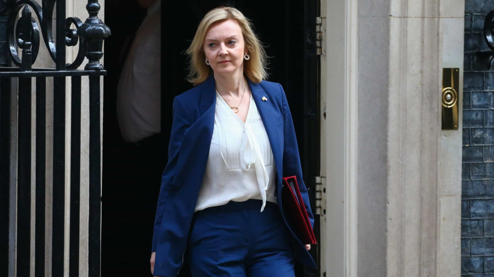 Liz Truss confirma que vai reduzir impostos apesar da crise económica