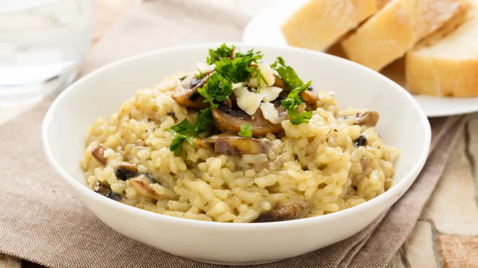 Já almoçou? Saboreie um risoto com cogumelos e queijo