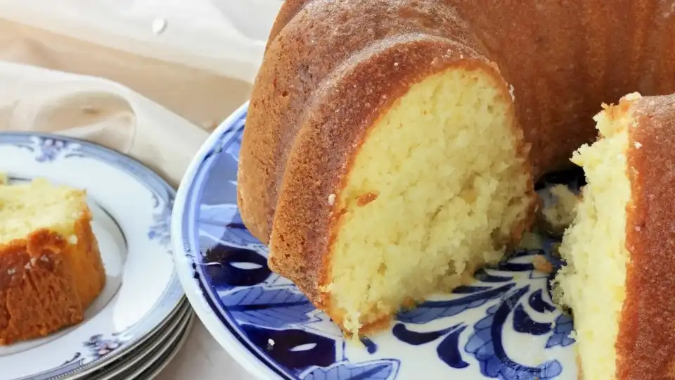 Receita tradicional de bolo de iogurte fofinho e sem açúcar