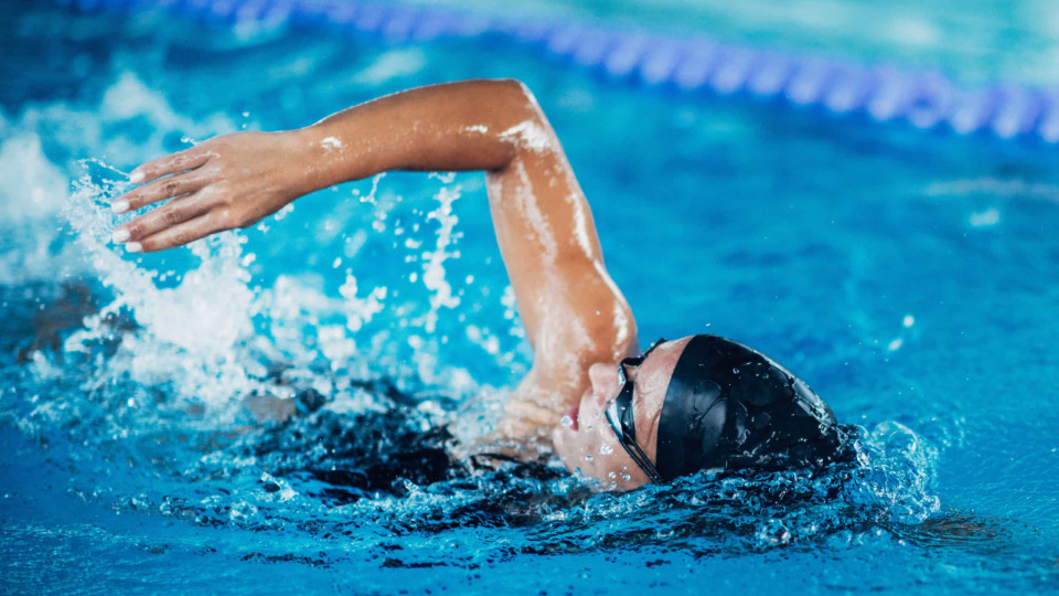 Os desportos aquáticos são prejudiciais para o cabelo. Mito ou facto?