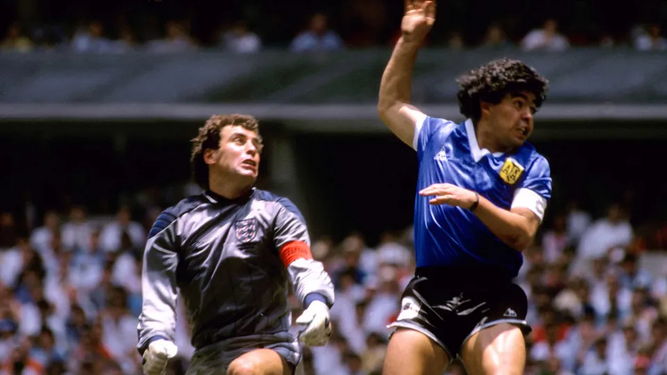 Bola da 'mão de Deus' de Maradona vai a leilão com valor inicial de 2,2 milhões de euros