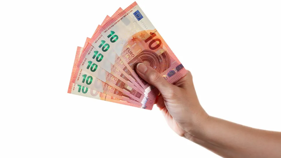 Apoio de 60 euros será pago no dia 29 por transferência. Atualize o IBAN