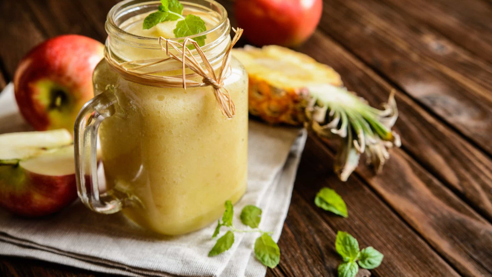A bebida natural caseira com maçã e ananás que ajuda a emagrecer