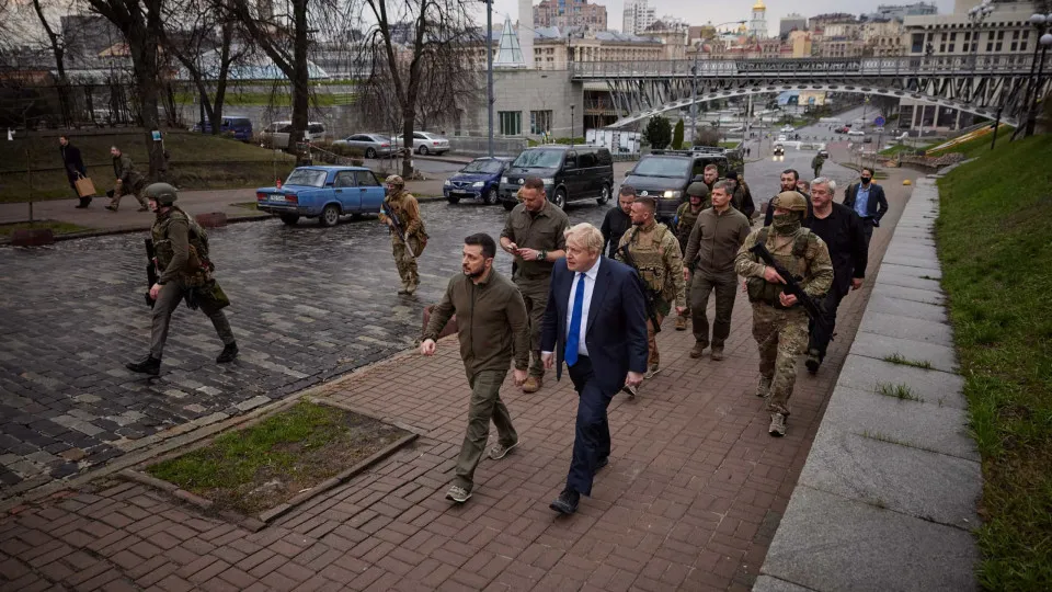 Imagens mostram Boris Johnson a caminhar pelas ruas de Kyiv com Zelensky