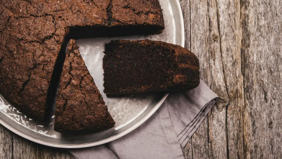 Como fazer um incrível bolo de chocolate húmido (com azeite) 