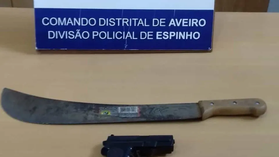 Homem identificado por posse de arma proibida em Espinho