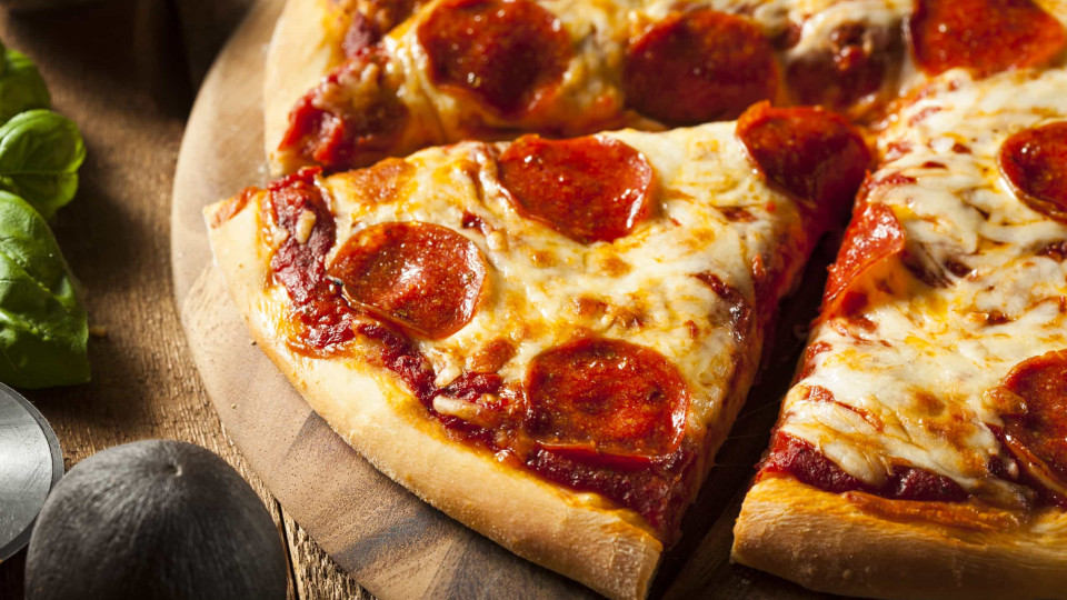 Qual é o tempo máximo que uma fatia de pizza pode ficar no frigorífico?