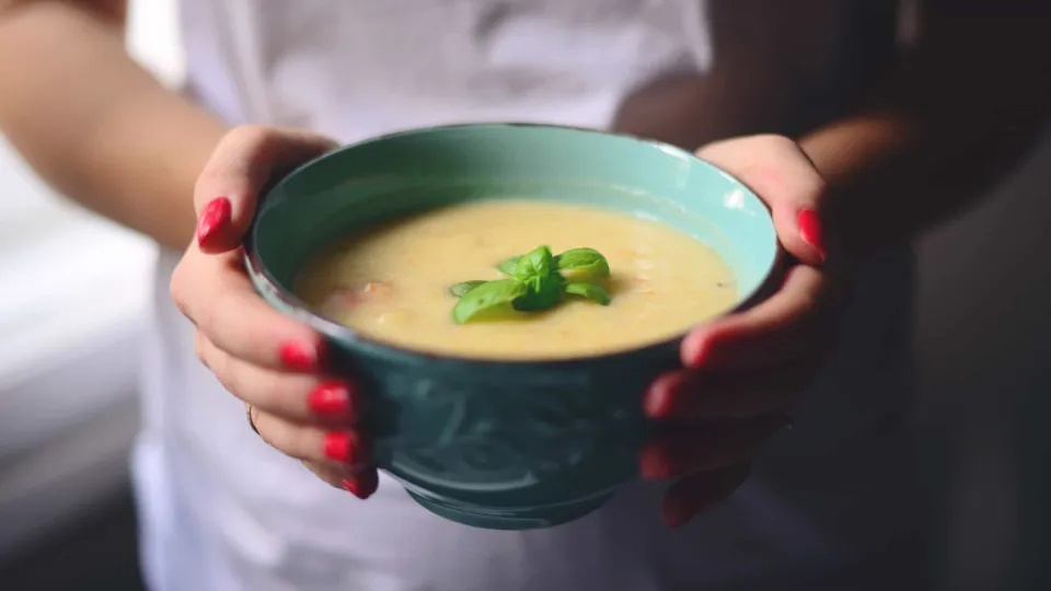 Abusou nesta Páscoa? Receita de sopa detox para emagrecer e desinchar