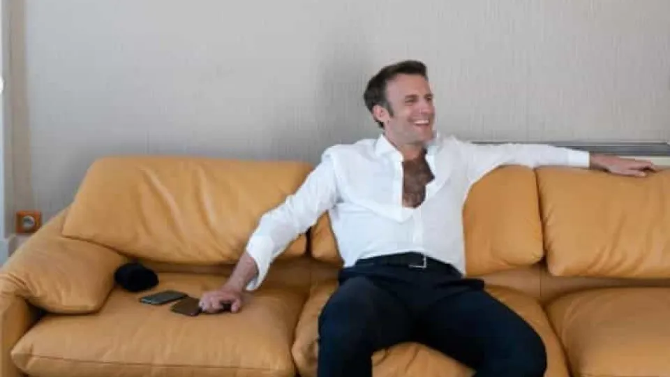 Fotografia de Macron de camisa aberta dá que falar