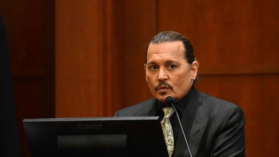 "No meu lado da cama havia material fecal. Eu ri-me", lembra Johnny Depp