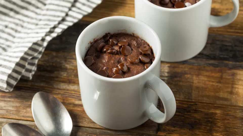 Este bolo de caneca fofo faz-se em dois minutos (e não estraga a linha!)