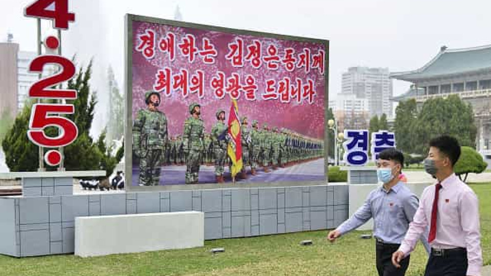 Desfile na Coreia do Norte para marcar aniversário das Forças Armadas