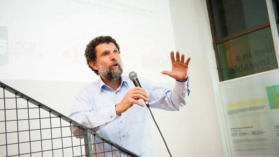 Osman Kavala denuncia desprezo pela vida humana após condenação a perpétua