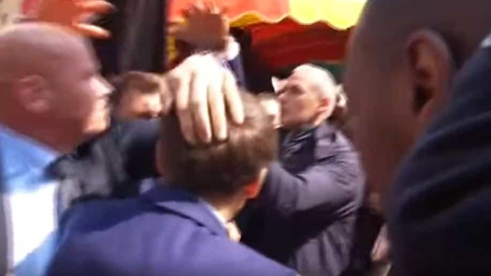 Macron atingido com tomates na primeira saída pública após reeleição 