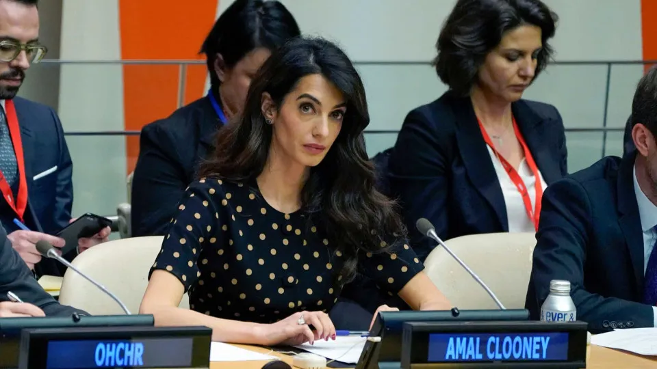 Amal Clooney pede justiça pelos crimes cometidos pela Rússia na Ucrânia