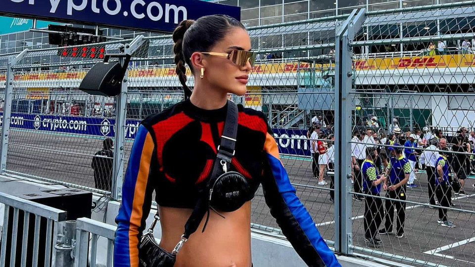 Camila Coelho: O look desportivo para assistir a prova de Fórmula 1