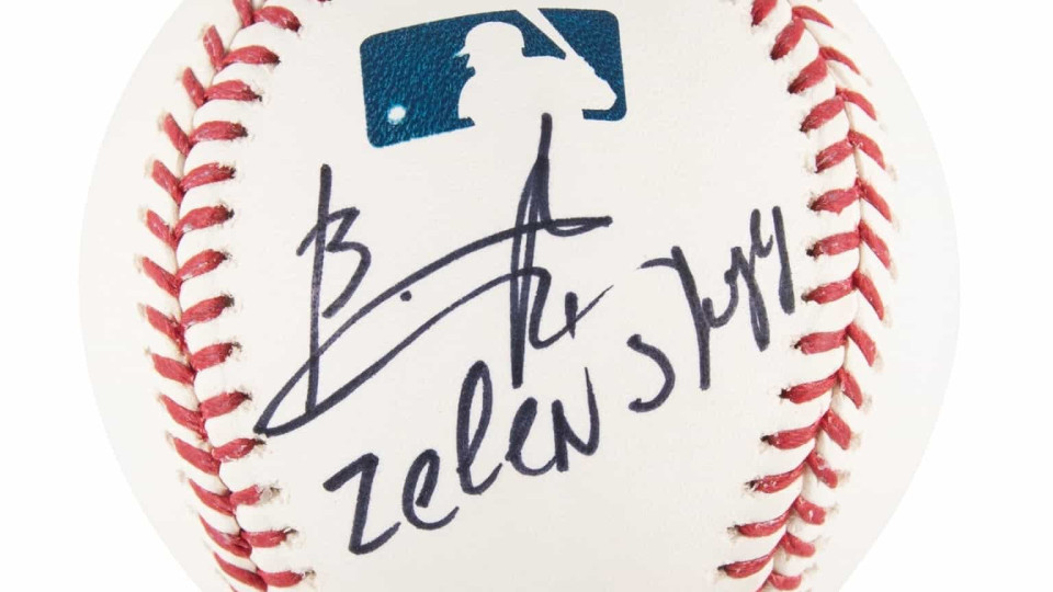 Bola de basebol assinada por Zelensky leiloada por mais de 50 mil dólares